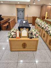 성당 제단 앞 운구